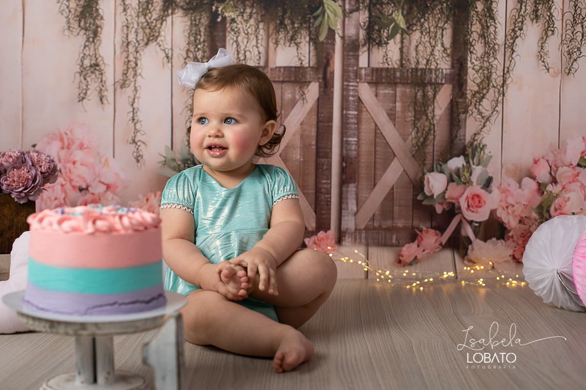 fotografa-de-criancas-em-barbacena-melhor-fotografa-de-barbacena-estudio-fotografico-infantil-isabela-lobato-fotografia-a-hora-do-bolo-mundo-rosa-boneca-de-pano-helena-smash-the-cake-esmagando-o-bolo-aniversario-de-um-ano-mundo-rosa-book-infantil-bq