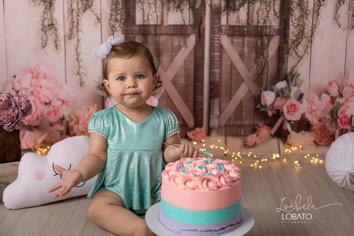 fotografa-de-criancas-em-barbacena-melhor-fotografa-de-barbacena-estudio-fotografico-infantil-isabela-lobato-fotografia-a-hora-do-bolo-mundo-rosa-boneca-de-pano-helena-smash-the-cake-esmagando-o-bolo-aniversario-de-um-ano-mundo-rosa-book-infantil-bq