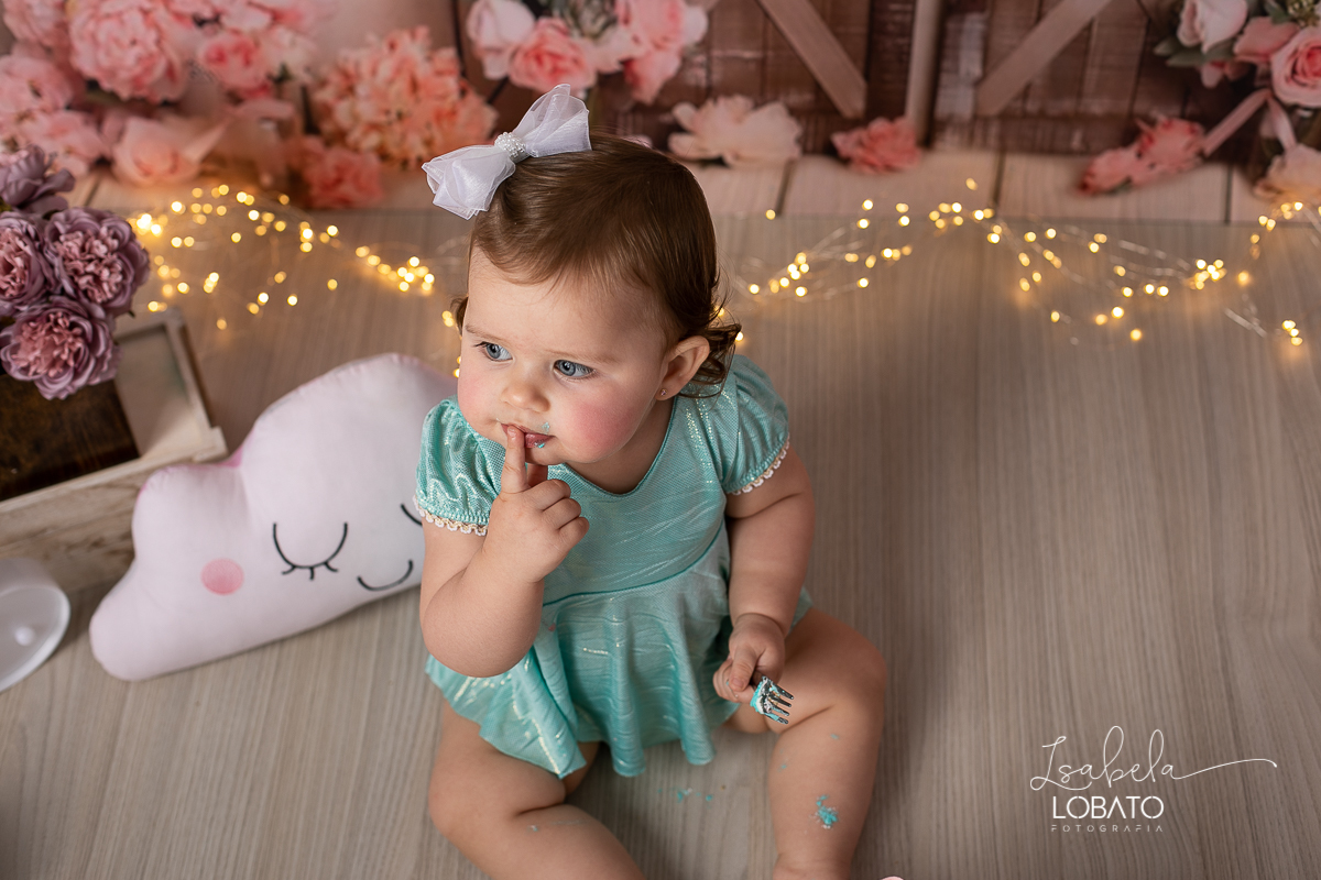 fotografa-de-criancas-em-barbacena-melhor-fotografa-de-barbacena-estudio-fotografico-infantil-isabela-lobato-fotografia-a-hora-do-bolo-mundo-rosa-boneca-de-pano-helena-smash-the-cake-esmagando-o-bolo-aniversario-de-um-ano-mundo-rosa-book-infantil-bq