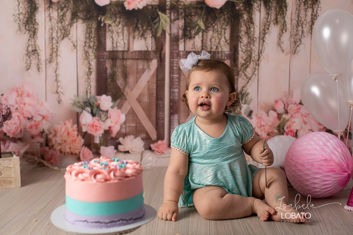 fotografa-de-criancas-em-barbacena-melhor-fotografa-de-barbacena-estudio-fotografico-infantil-isabela-lobato-fotografia-a-hora-do-bolo-mundo-rosa-boneca-de-pano-helena-smash-the-cake-esmagando-o-bolo-aniversario-de-um-ano-mundo-rosa-book-infantil-bq