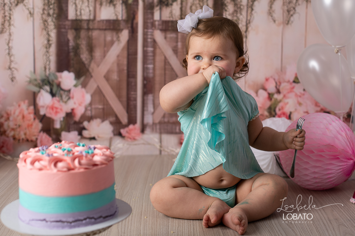 fotografa-de-criancas-em-barbacena-melhor-fotografa-de-barbacena-estudio-fotografico-infantil-isabela-lobato-fotografia-a-hora-do-bolo-mundo-rosa-boneca-de-pano-helena-smash-the-cake-esmagando-o-bolo-aniversario-de-um-ano-mundo-rosa-book-infantil-bq
