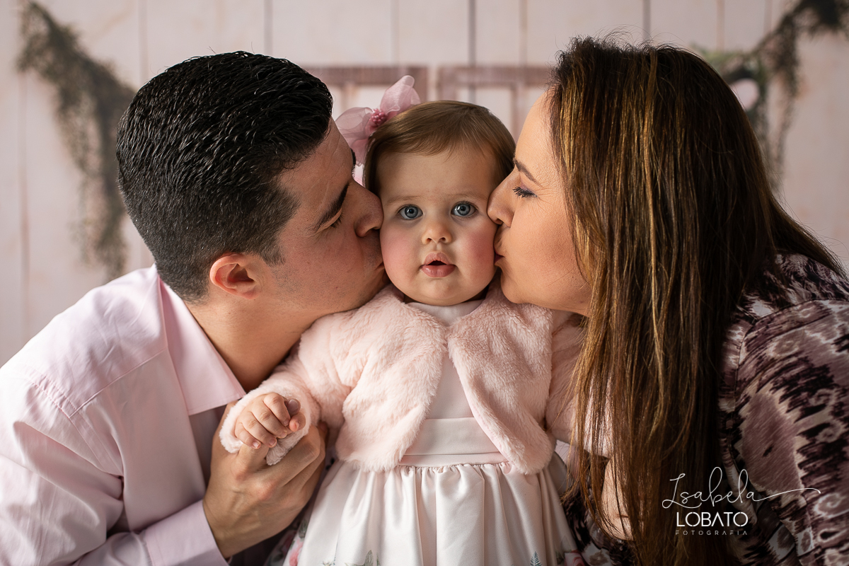 fotografa-de-criancas-em-barbacena-melhor-fotografa-de-barbacena-estudio-fotografico-infantil-isabela-lobato-fotografia-a-hora-do-bolo-mundo-rosa-boneca-de-pano-helena-smash-the-cake-esmagando-o-bolo-aniversario-de-um-ano-mundo-rosa-book-infantil-bq