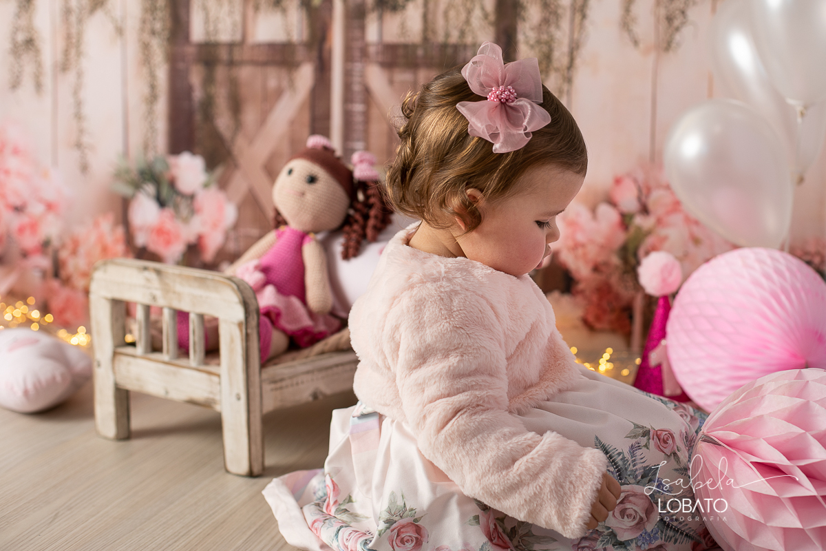 fotografa-de-criancas-em-barbacena-melhor-fotografa-de-barbacena-estudio-fotografico-infantil-isabela-lobato-fotografia-a-hora-do-bolo-mundo-rosa-boneca-de-pano-helena-smash-the-cake-esmagando-o-bolo-aniversario-de-um-ano-mundo-rosa-book-infantil-bq