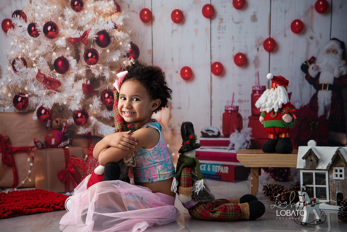 natal-2020-mini-sessao-fotografica-de-natal-ensaio-de-natal-o-natal-vem-vindo-vem-vindo-o-natal-dingo-bell-papai-noel-noite-de-natal-arvore-de-natal-boneco-de-neve-fundo-fotografico-de-natal-ideias-de-cenarios-de-natal-estudio-fotografico-barbacena