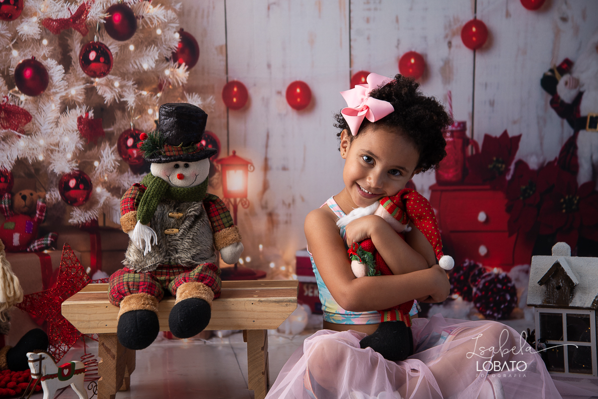 natal-2020-mini-sessao-fotografica-de-natal-ensaio-de-natal-o-natal-vem-vindo-vem-vindo-o-natal-dingo-bell-papai-noel-noite-de-natal-arvore-de-natal-boneco-de-neve-fundo-fotografico-de-natal-ideias-de-cenarios-de-natal-estudio-fotografico-barbacena