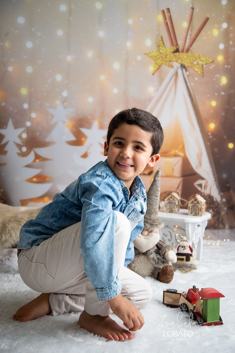 natal-2020-mini-sessao-fotografica-de-natal-ensaio-de-natal-o-natal-vem-vindo-vem-vindo-o-natal-dingo-bell-papai-noel-noite-de-natal-arvore-de-natal-boneco-de-neve-fundo-fotografico-de-natal-ideias-de-cenarios-de-natal-estudio-fotografico-barbacena