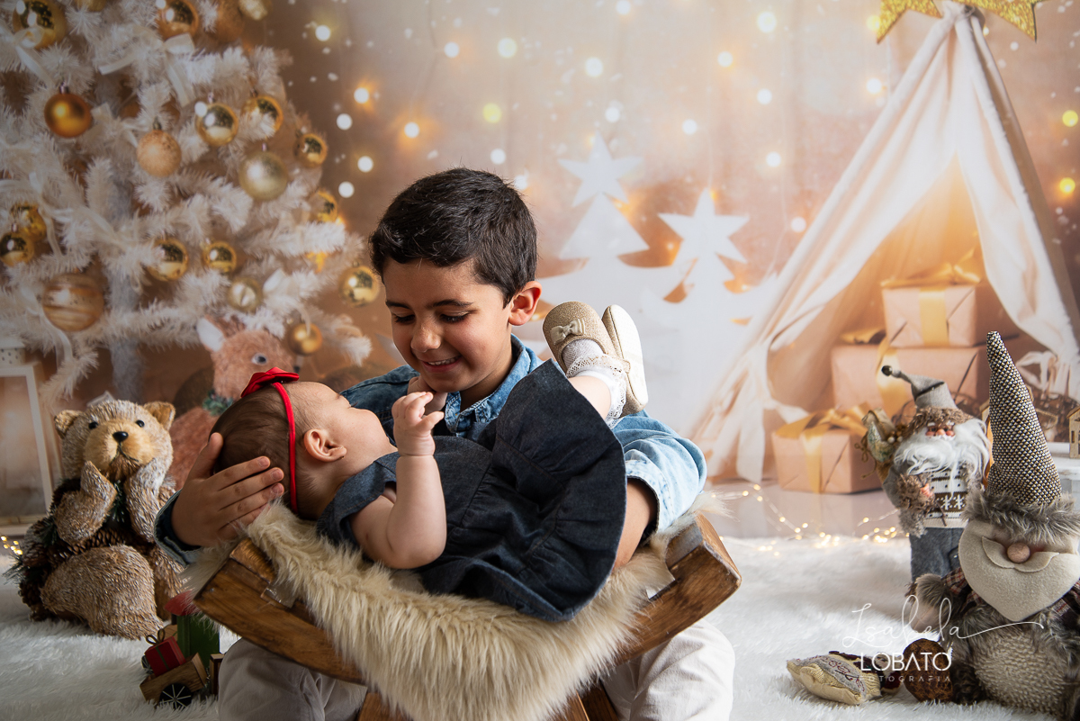 natal-2020-mini-sessao-fotografica-de-natal-ensaio-de-natal-o-natal-vem-vindo-vem-vindo-o-natal-dingo-bell-papai-noel-noite-de-natal-arvore-de-natal-boneco-de-neve-fundo-fotografico-de-natal-ideias-de-cenarios-de-natal-estudio-fotografico-barbacena