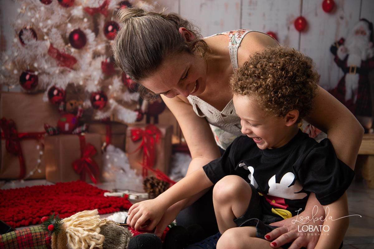natal-2020-mini-sessao-fotografica-de-natal-ensaio-de-natal-o-natal-vem-vindo-vem-vindo-o-natal-dingo-bell-papai-noel-noite-de-natal-arvore-de-natal-boneco-de-neve-fundo-fotografico-de-natal-ideias-de-cenarios-de-natal-estudio-fotografico-barbacena