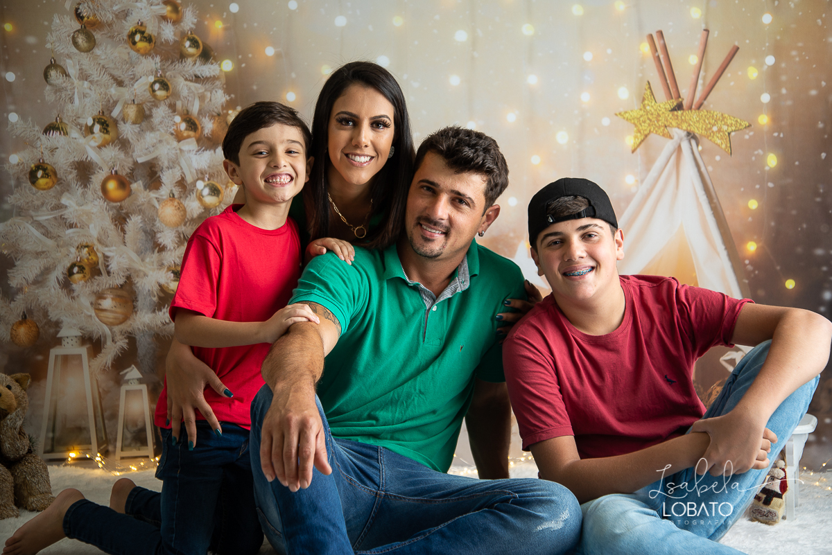 natal-2020-mini-sessao-fotografica-de-natal-ensaio-de-natal-o-natal-vem-vindo-vem-vindo-o-natal-dingo-bell-papai-noel-noite-de-natal-arvore-de-natal-boneco-de-neve-fundo-fotografico-de-natal-ideias-de-cenarios-de-natal-estudio-fotografico-barbacena