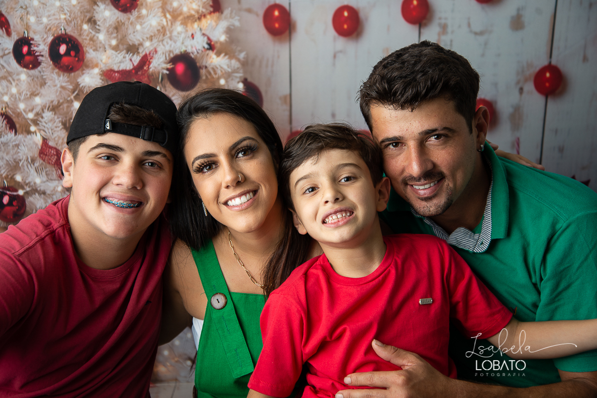 natal-2020-mini-sessao-fotografica-de-natal-ensaio-de-natal-o-natal-vem-vindo-vem-vindo-o-natal-dingo-bell-papai-noel-noite-de-natal-arvore-de-natal-boneco-de-neve-fundo-fotografico-de-natal-ideias-de-cenarios-de-natal-estudio-fotografico-barbacena