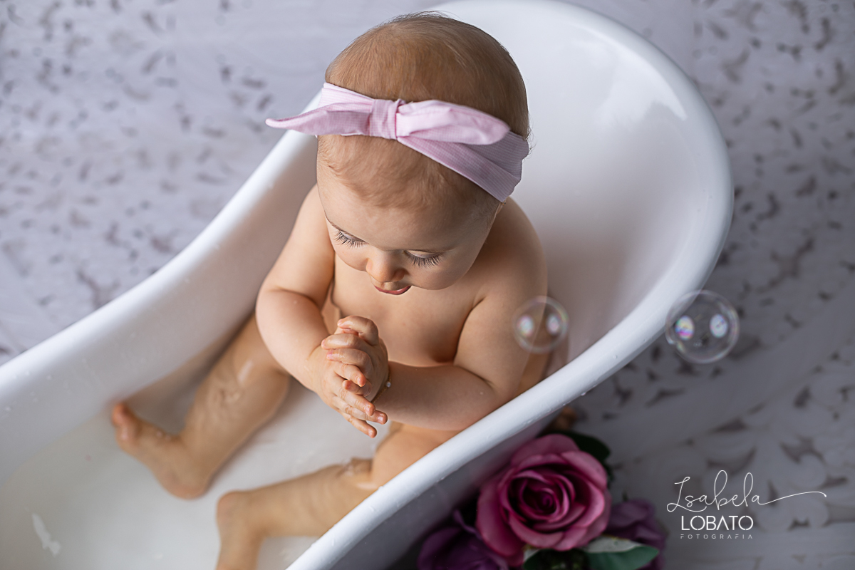 acompanhamento-mensal-fotografico-acompanhamento-criativo-acompanhamento-fotografico-de-bebes-acompanhento-trimestral-fases-do-bebe-desenvolvimento-bebes-bebe-de-nove-meses-infantil-estudio-fotografico-infantil-barbacena-isabela-lobato-a-hora-do-banho