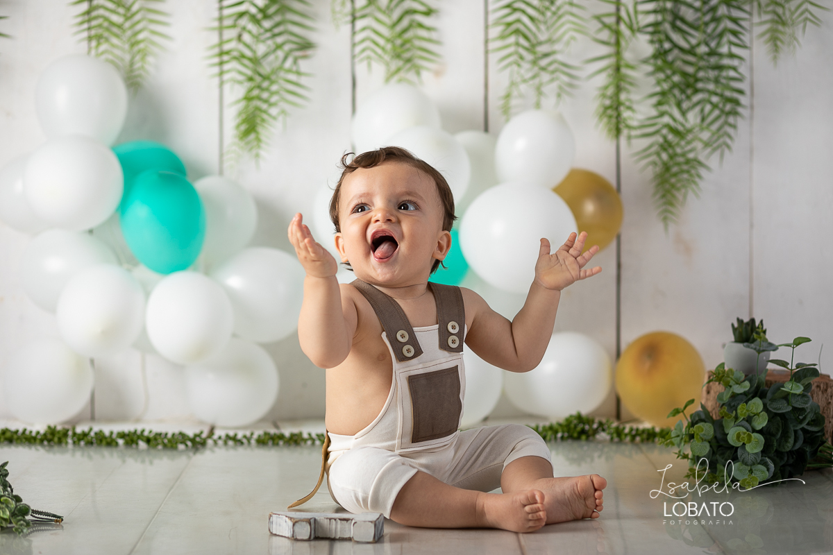 fotografa-de-criancas-em-barbacena-melhor-fotografa-de-barbacena-estudio-fotografico-infantil-isabela-lobato-fotografia-a-hora-do-bolo-mundo-rosa-boneca-de-pano-helena-smash-the-cake-esmagando-o-bolo-aniversario-de-um-ano-mundo-rosa-book-infantil-bq