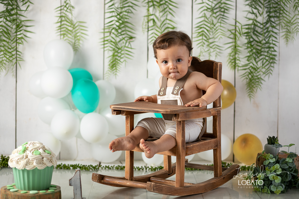 fotografa-de-criancas-em-barbacena-melhor-fotografa-de-barbacena-estudio-fotografico-infantil-isabela-lobato-fotografia-a-hora-do-bolo-mundo-rosa-boneca-de-pano-helena-smash-the-cake-esmagando-o-bolo-aniversario-de-um-ano-mundo-rosa-book-infantil-bq