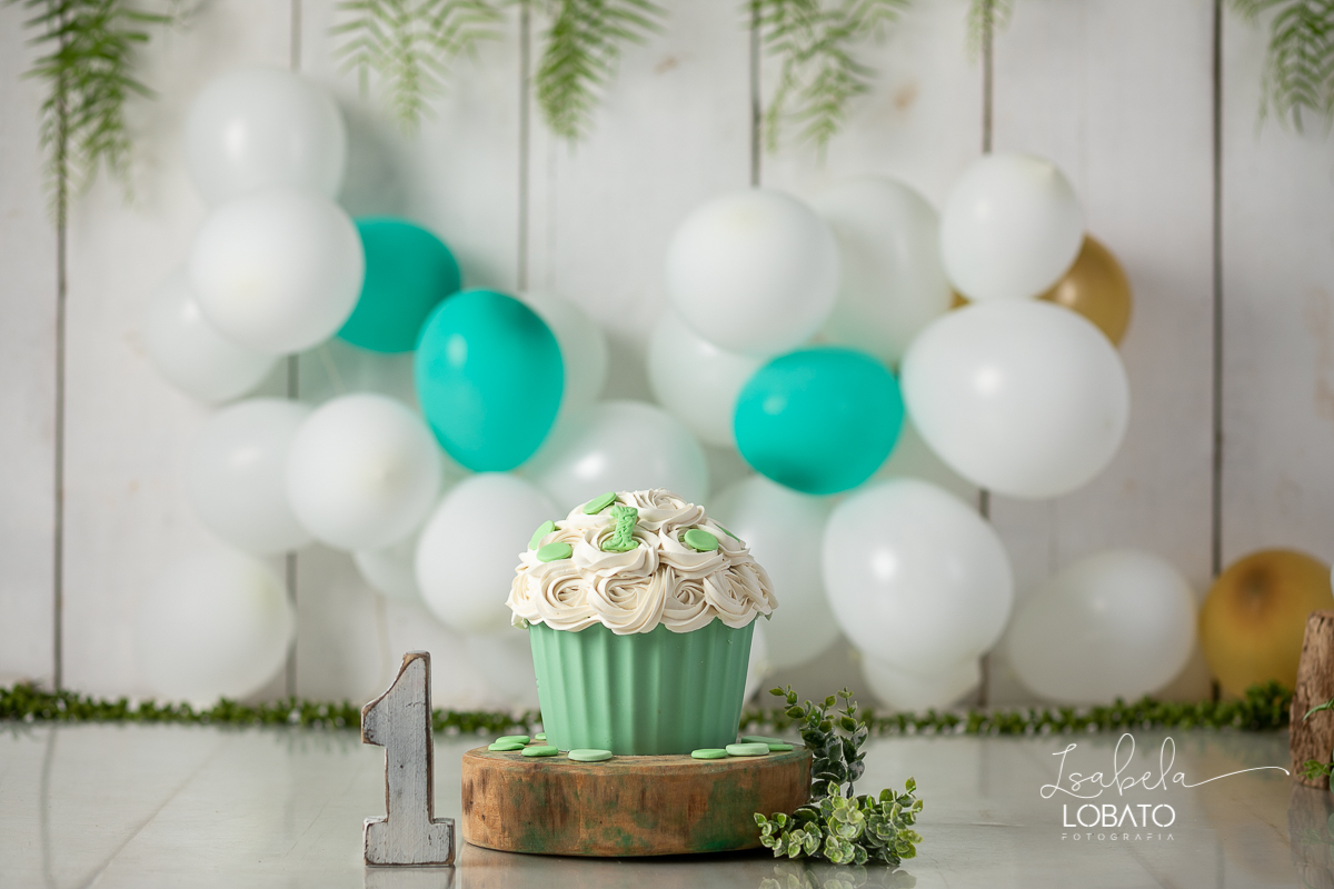 fotografa-de-criancas-em-barbacena-melhor-fotografa-de-barbacena-estudio-fotografico-infantil-isabela-lobato-fotografia-a-hora-do-bolo-mundo-rosa-boneca-de-pano-helena-smash-the-cake-esmagando-o-bolo-aniversario-de-um-ano-mundo-rosa-book-infantil-bq