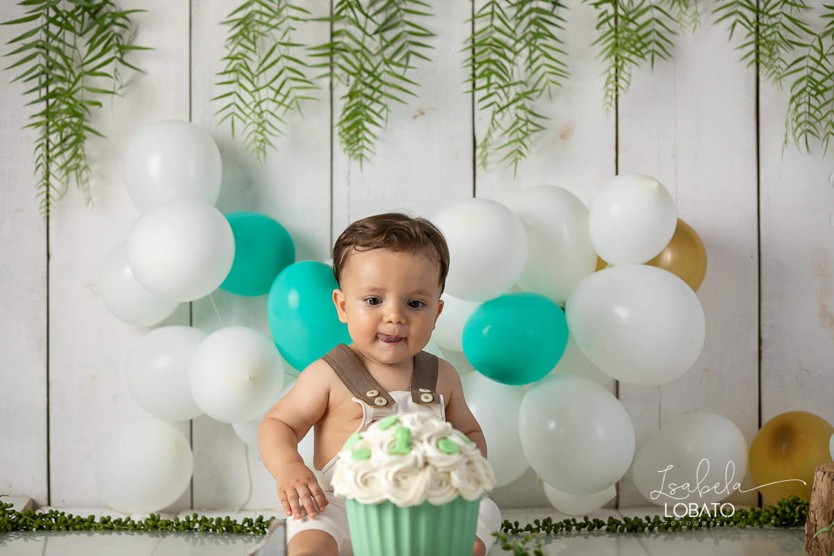 fotografa-de-criancas-em-barbacena-melhor-fotografa-de-barbacena-estudio-fotografico-infantil-isabela-lobato-fotografia-a-hora-do-bolo-mundo-rosa-boneca-de-pano-helena-smash-the-cake-esmagando-o-bolo-aniversario-de-um-ano-mundo-rosa-book-infantil-bq