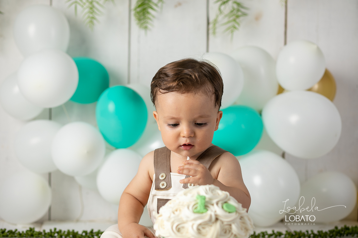 fotografa-de-criancas-em-barbacena-melhor-fotografa-de-barbacena-estudio-fotografico-infantil-isabela-lobato-fotografia-a-hora-do-bolo-mundo-rosa-boneca-de-pano-helena-smash-the-cake-esmagando-o-bolo-aniversario-de-um-ano-mundo-rosa-book-infantil-bq