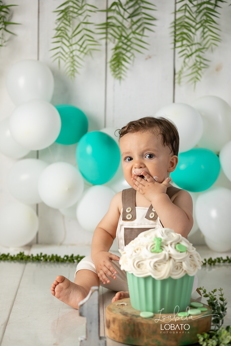 fotografa-de-criancas-em-barbacena-melhor-fotografa-de-barbacena-estudio-fotografico-infantil-isabela-lobato-fotografia-a-hora-do-bolo-mundo-rosa-boneca-de-pano-helena-smash-the-cake-esmagando-o-bolo-aniversario-de-um-ano-mundo-rosa-book-infantil-bq