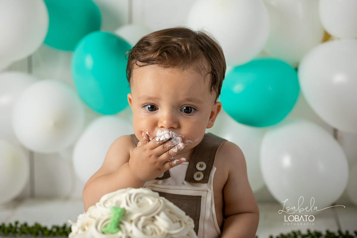 fotografa-de-criancas-em-barbacena-melhor-fotografa-de-barbacena-estudio-fotografico-infantil-isabela-lobato-fotografia-a-hora-do-bolo-mundo-rosa-boneca-de-pano-helena-smash-the-cake-esmagando-o-bolo-aniversario-de-um-ano-mundo-rosa-book-infantil-bq
