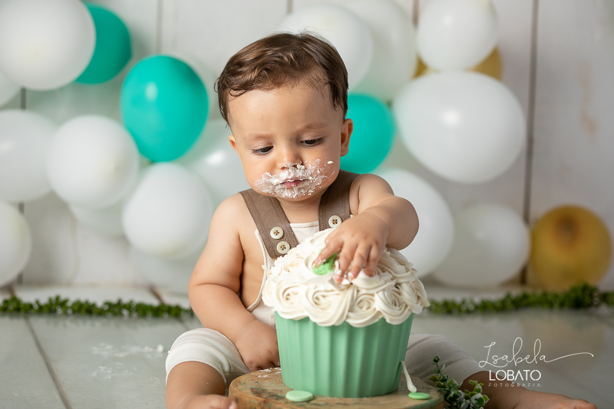 fotografa-de-criancas-em-barbacena-melhor-fotografa-de-barbacena-estudio-fotografico-infantil-isabela-lobato-fotografia-a-hora-do-bolo-mundo-rosa-boneca-de-pano-helena-smash-the-cake-esmagando-o-bolo-aniversario-de-um-ano-mundo-rosa-book-infantil-bq