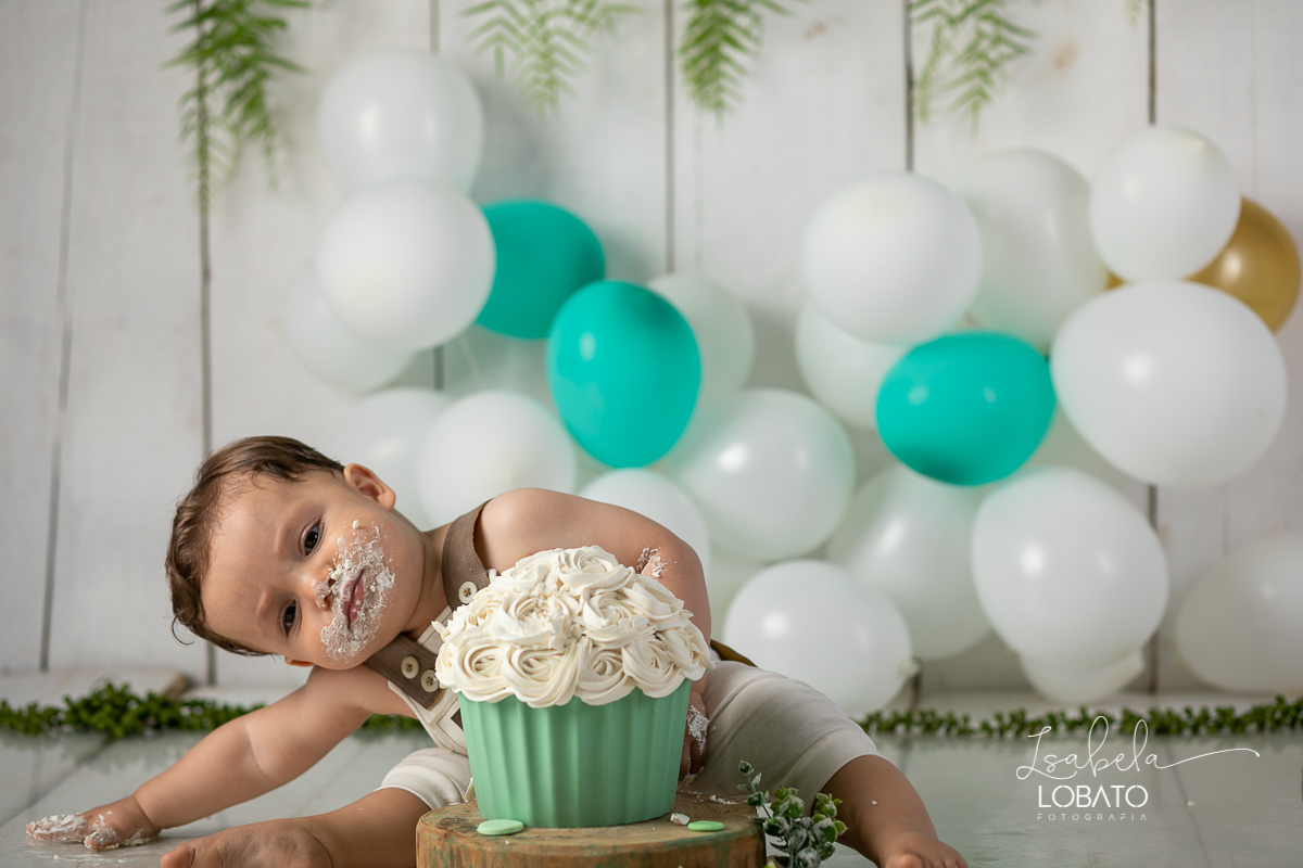 fotografa-de-criancas-em-barbacena-melhor-fotografa-de-barbacena-estudio-fotografico-infantil-isabela-lobato-fotografia-a-hora-do-bolo-mundo-rosa-boneca-de-pano-helena-smash-the-cake-esmagando-o-bolo-aniversario-de-um-ano-mundo-rosa-book-infantil-bq