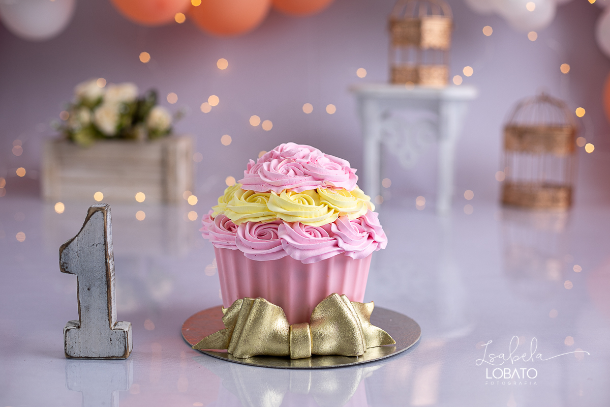 fotografa-de-criancas-em-barbacena-melhor-fotografa-de-barbacena-estudio-fotografico-infantil-isabela-lobato-fotografia-a-hora-do-bolo-mundo-azul-smash-the-cake-esmagando-o-bolo-aniversario-de-um-ano-book-infantil-bq-acompanhamento-fotografico-criativo