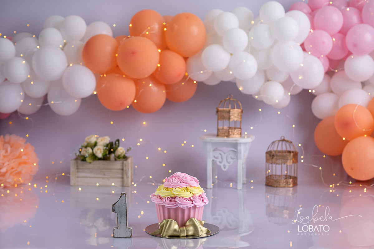 fotografa-de-criancas-em-barbacena-melhor-fotografa-de-barbacena-estudio-fotografico-infantil-isabela-lobato-fotografia-a-hora-do-bolo-mundo-azul-smash-the-cake-esmagando-o-bolo-aniversario-de-um-ano-book-infantil-bq-acompanhamento-fotografico-criativo