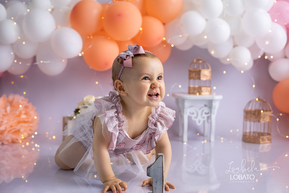 fotografa-de-criancas-em-barbacena-melhor-fotografa-de-barbacena-estudio-fotografico-infantil-isabela-lobato-fotografia-a-hora-do-bolo-mundo-azul-smash-the-cake-esmagando-o-bolo-aniversario-de-um-ano-book-infantil-bq-acompanhamento-fotografico-criativo