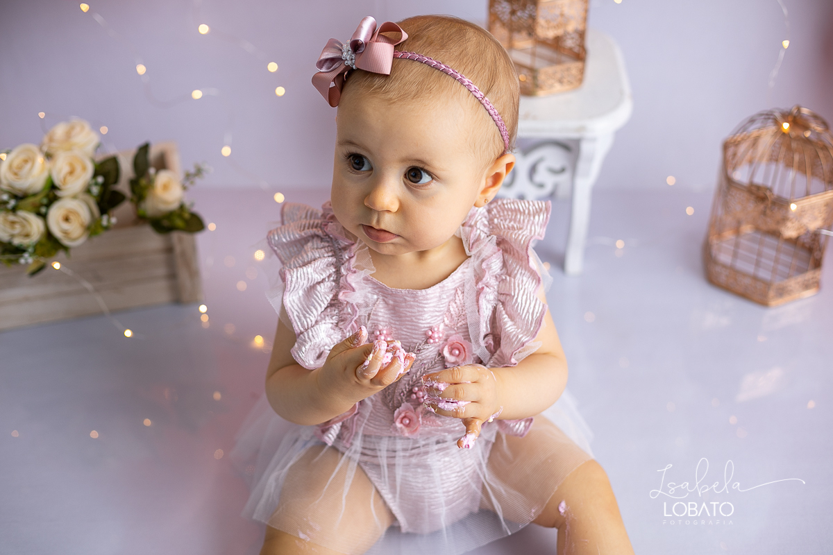 fotografa-de-criancas-em-barbacena-melhor-fotografa-de-barbacena-estudio-fotografico-infantil-isabela-lobato-fotografia-a-hora-do-bolo-mundo-azul-smash-the-cake-esmagando-o-bolo-aniversario-de-um-ano-book-infantil-bq-acompanhamento-fotografico-criativo