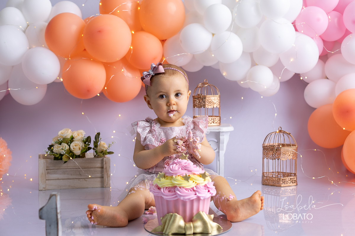 fotografa-de-criancas-em-barbacena-melhor-fotografa-de-barbacena-estudio-fotografico-infantil-isabela-lobato-fotografia-a-hora-do-bolo-mundo-azul-smash-the-cake-esmagando-o-bolo-aniversario-de-um-ano-book-infantil-bq-acompanhamento-fotografico-criativo