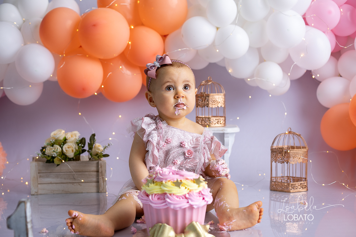 fotografa-de-criancas-em-barbacena-melhor-fotografa-de-barbacena-estudio-fotografico-infantil-isabela-lobato-fotografia-a-hora-do-bolo-mundo-azul-smash-the-cake-esmagando-o-bolo-aniversario-de-um-ano-book-infantil-bq-acompanhamento-fotografico-criativo