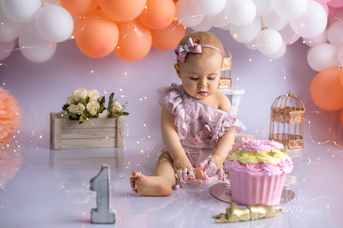 fotografa-de-criancas-em-barbacena-melhor-fotografa-de-barbacena-estudio-fotografico-infantil-isabela-lobato-fotografia-a-hora-do-bolo-mundo-azul-smash-the-cake-esmagando-o-bolo-aniversario-de-um-ano-book-infantil-bq-acompanhamento-fotografico-criativo