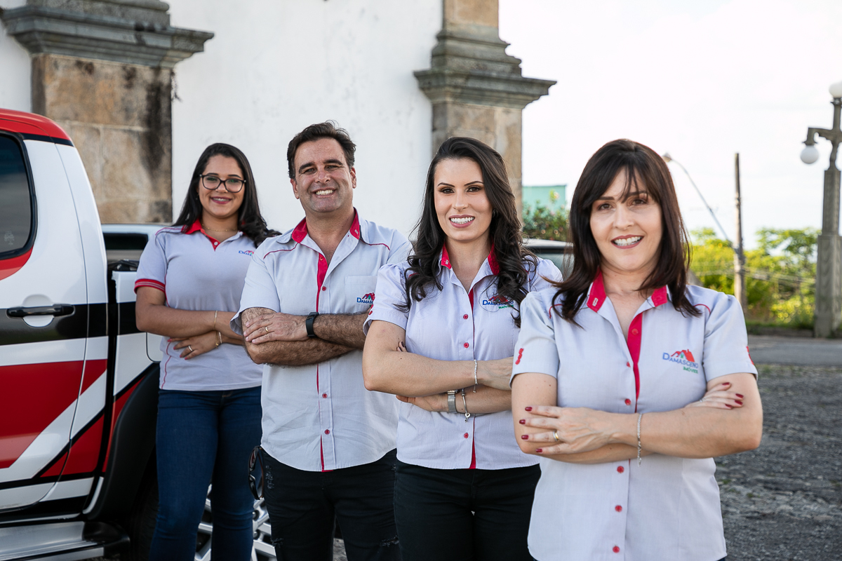 foto-publicidade-propaganda-fotografa-publicitária-fotos-profissionais-de-pessoas-exercendo-sua-profissao-corretor-de-imoveis-imobiliarias-em-barbacena-condominio-glogo-garden-barbacena-fotografa-de-pessoas-e-empresas-isabela-lobato-fotografia-damasceno