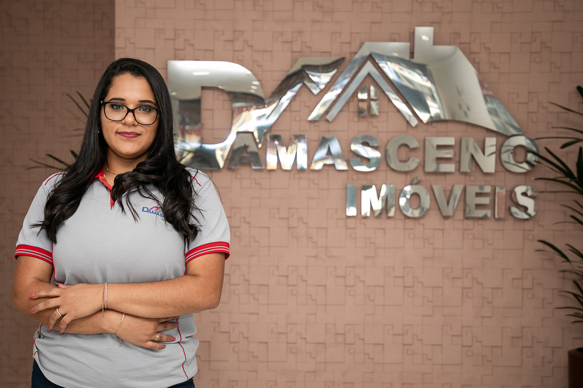 foto-publicidade-propaganda-fotografa-publicitária-fotos-profissionais-de-pessoas-exercendo-sua-profissao-corretor-de-imoveis-imobiliarias-em-barbacena-condominio-glogo-garden-barbacena-fotografa-de-pessoas-e-empresas-isabela-lobato-fotografia-damasceno