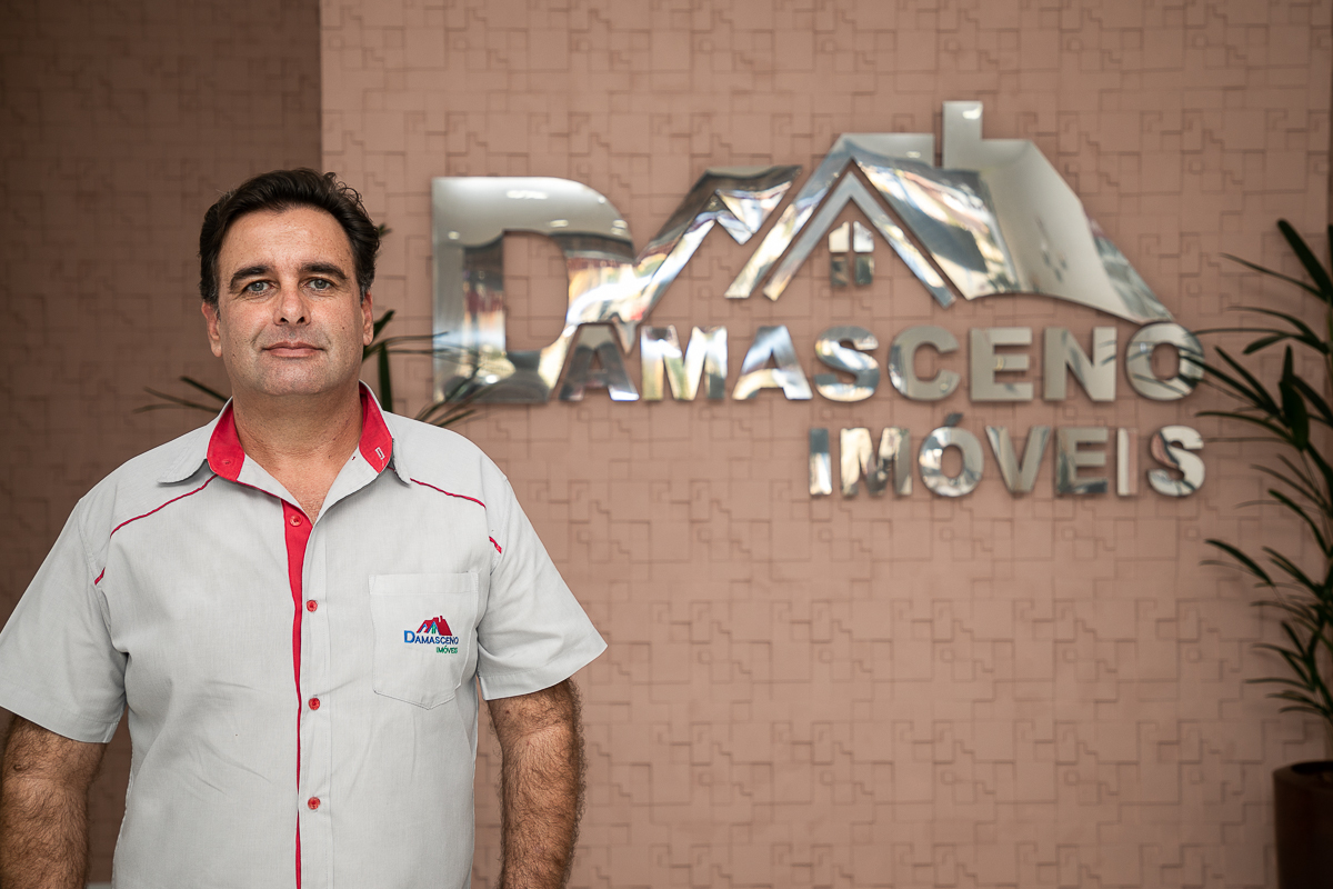 foto-publicidade-propaganda-fotografa-publicitária-fotos-profissionais-de-pessoas-exercendo-sua-profissao-corretor-de-imoveis-imobiliarias-em-barbacena-condominio-glogo-garden-barbacena-fotografa-de-pessoas-e-empresas-isabela-lobato-fotografia-damasceno