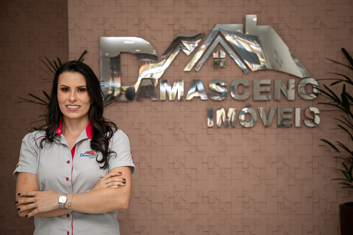 foto-publicidade-propaganda-fotografa-publicitária-fotos-profissionais-de-pessoas-exercendo-sua-profissao-corretor-de-imoveis-imobiliarias-em-barbacena-condominio-glogo-garden-barbacena-fotografa-de-pessoas-e-empresas-isabela-lobato-fotografia-damasceno