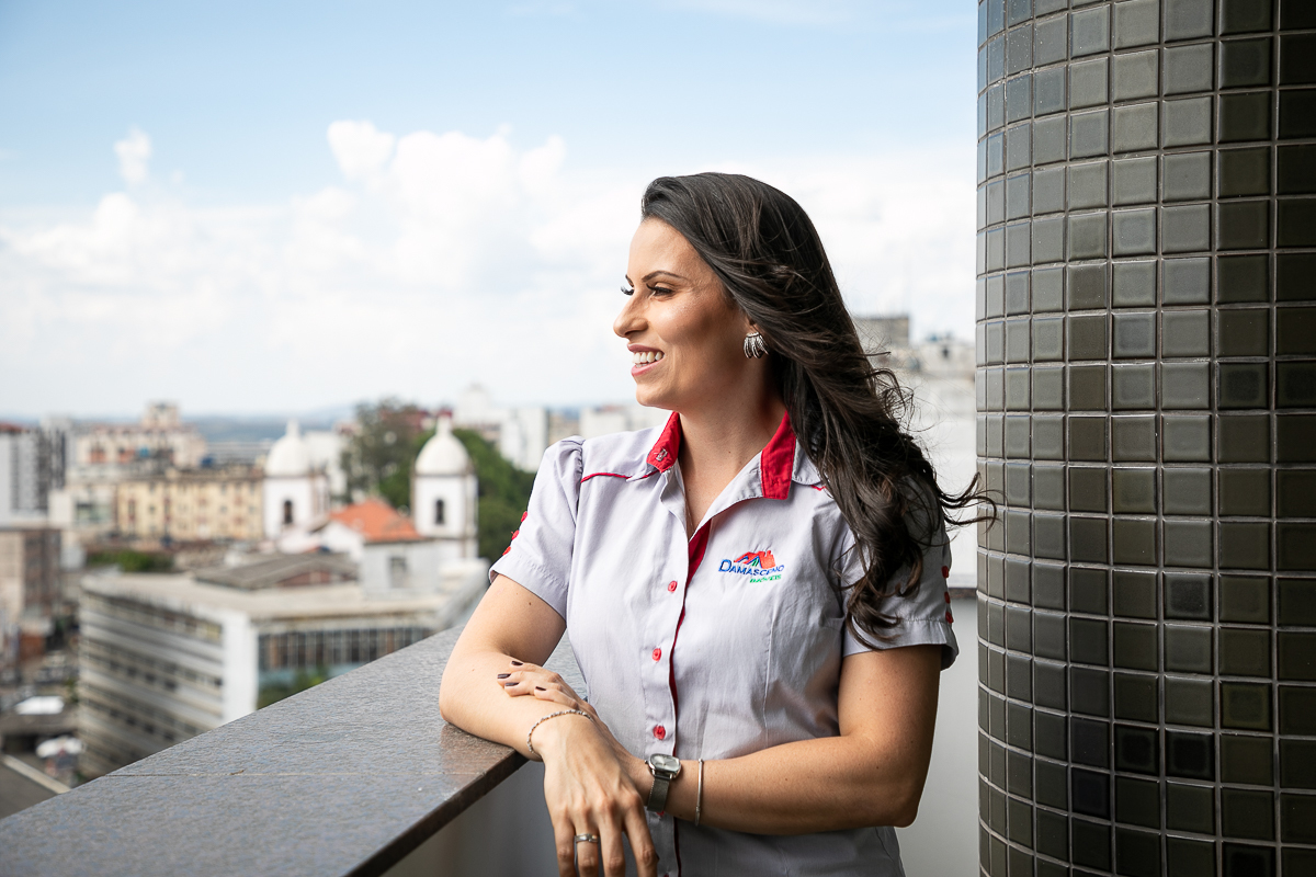 foto-publicidade-propaganda-fotografa-publicitária-fotos-profissionais-de-pessoas-exercendo-sua-profissao-corretor-de-imoveis-imobiliarias-em-barbacena-condominio-glogo-garden-barbacena-fotografa-de-pessoas-e-empresas-isabela-lobato-fotografia-damasceno