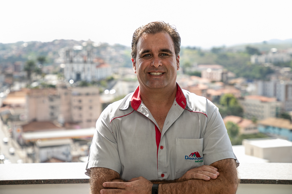 foto-publicidade-propaganda-fotografa-publicitária-fotos-profissionais-de-pessoas-exercendo-sua-profissao-corretor-de-imoveis-imobiliarias-em-barbacena-condominio-glogo-garden-barbacena-fotografa-de-pessoas-e-empresas-isabela-lobato-fotografia-damasceno