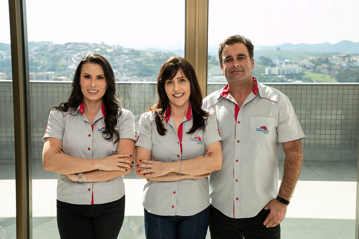 foto-publicidade-propaganda-fotografa-publicitária-fotos-profissionais-de-pessoas-exercendo-sua-profissao-corretor-de-imoveis-imobiliarias-em-barbacena-condominio-glogo-garden-barbacena-fotografa-de-pessoas-e-empresas-isabela-lobato-fotografia-damasceno