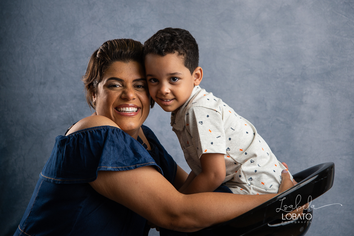 ensaio-fotografico-de-familia-em-estudio-ensaio-familia-mae-e-filhos-amor-de-mae-amor-maior-fotografa-de-familia-em-barbacena-isabela-lobato-fotografia-luz-de-estudio-fotografico-em-barbacena-isabela-lobato-fotografia-fotografa-em-carandai-melhor-foto