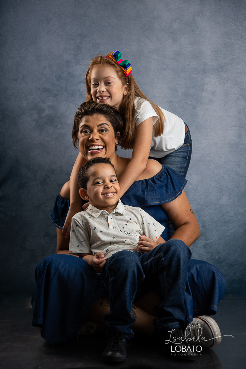 ensaio-fotografico-de-familia-em-estudio-ensaio-familia-mae-e-filhos-amor-de-mae-amor-maior-fotografa-de-familia-em-barbacena-isabela-lobato-fotografia-luz-de-estudio-fotografico-em-barbacena-isabela-lobato-fotografia-fotografa-em-carandai-melhor-foto