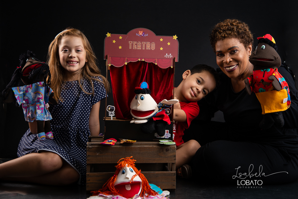 ensaio-fotografico-de-familia-em-estudio-ensaio-familia-mae-e-filhos-amor-de-mae-amor-maior-fotografa-de-familia-em-barbacena-isabela-lobato-fotografia-luz-de-estudio-fotografico-em-barbacena-isabela-lobato-fotografia-fotografa-em-carandai-melhor-foto