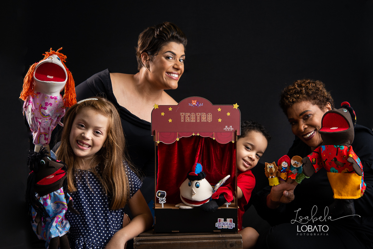 ensaio-fotografico-de-familia-em-estudio-ensaio-familia-mae-e-filhos-amor-de-mae-amor-maior-fotografa-de-familia-em-barbacena-isabela-lobato-fotografia-luz-de-estudio-fotografico-em-barbacena-isabela-lobato-fotografia-fotografa-em-carandai-melhor-foto