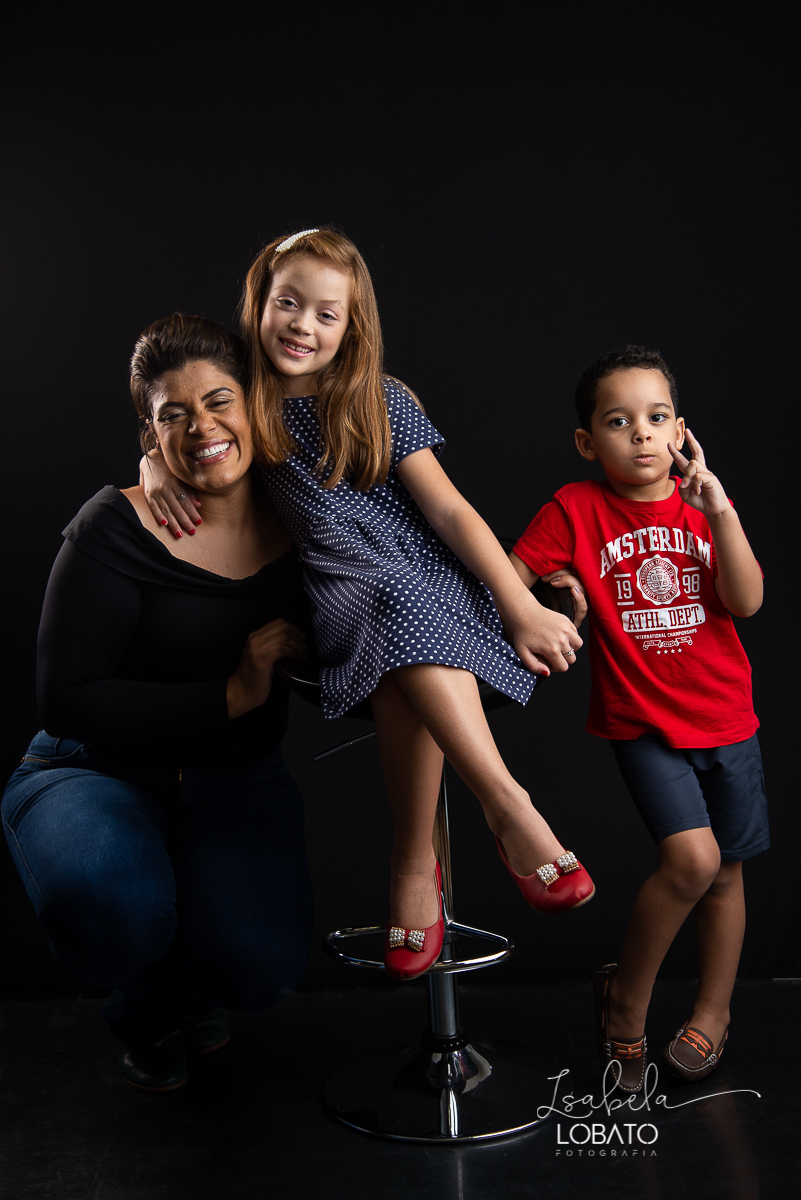 ensaio-fotografico-de-familia-em-estudio-ensaio-familia-mae-e-filhos-amor-de-mae-amor-maior-fotografa-de-familia-em-barbacena-isabela-lobato-fotografia-luz-de-estudio-fotografico-em-barbacena-isabela-lobato-fotografia-fotografa-em-carandai-melhor-foto