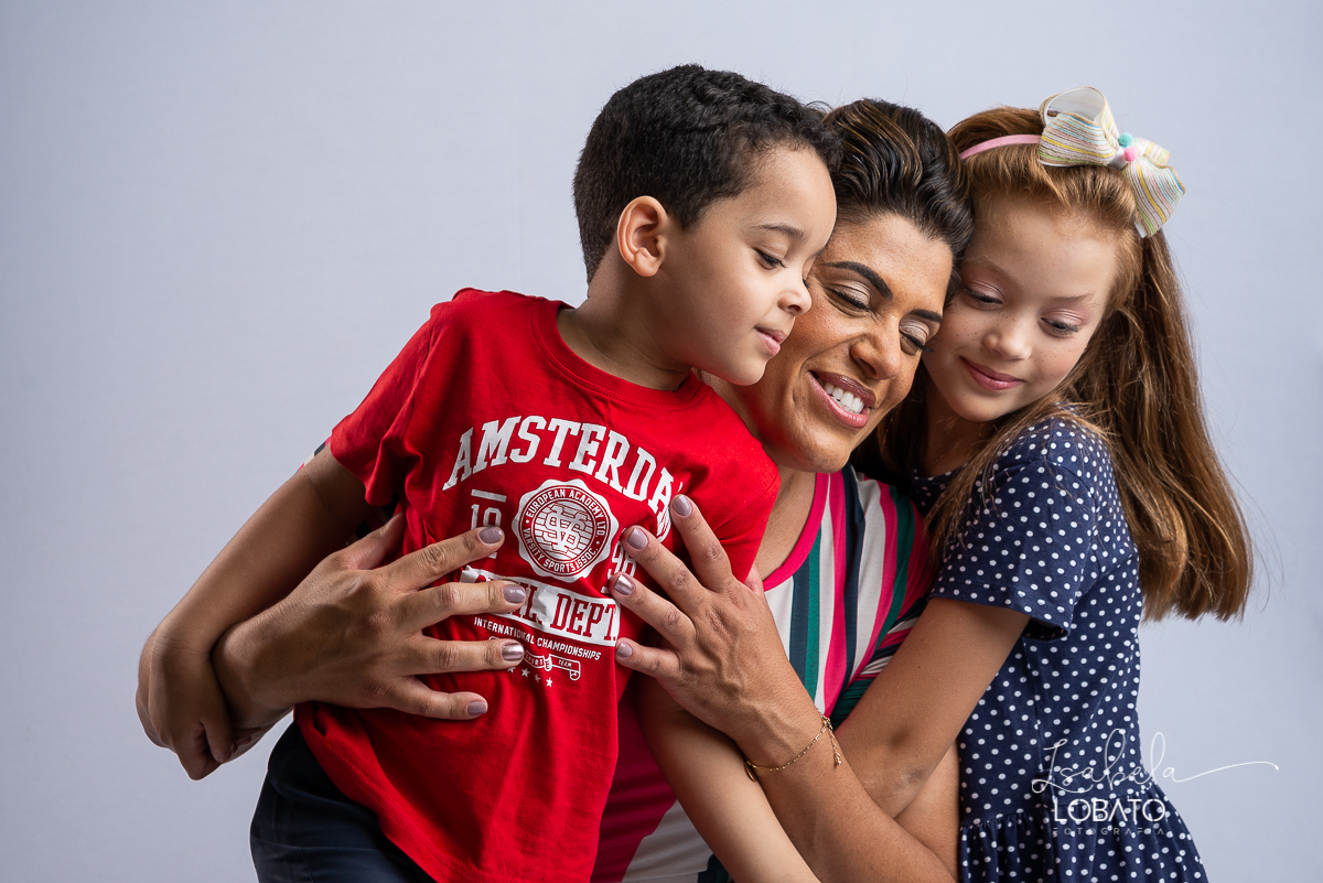 ensaio-fotografico-de-familia-em-estudio-ensaio-familia-mae-e-filhos-amor-de-mae-amor-maior-fotografa-de-familia-em-barbacena-isabela-lobato-fotografia-luz-de-estudio-fotografico-em-barbacena-isabela-lobato-fotografia-fotografa-em-carandai-melhor-foto