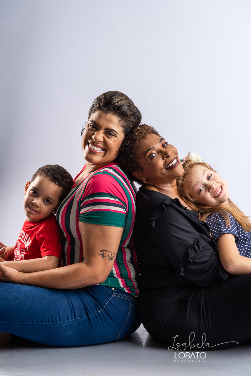 ensaio-fotografico-de-familia-em-estudio-ensaio-familia-mae-e-filhos-amor-de-mae-amor-maior-fotografa-de-familia-em-barbacena-isabela-lobato-fotografia-luz-de-estudio-fotografico-em-barbacena-isabela-lobato-fotografia-fotografa-em-carandai-melhor-foto