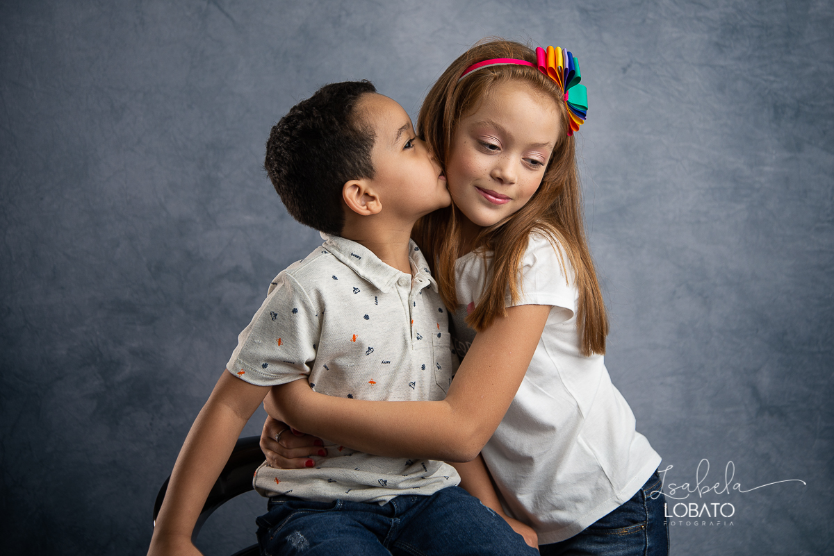 ensaio-fotografico-de-familia-em-estudio-ensaio-familia-mae-e-filhos-amor-de-mae-amor-maior-fotografa-de-familia-em-barbacena-isabela-lobato-fotografia-luz-de-estudio-fotografico-em-barbacena-isabela-lobato-fotografia-fotografa-em-carandai-melhor-foto