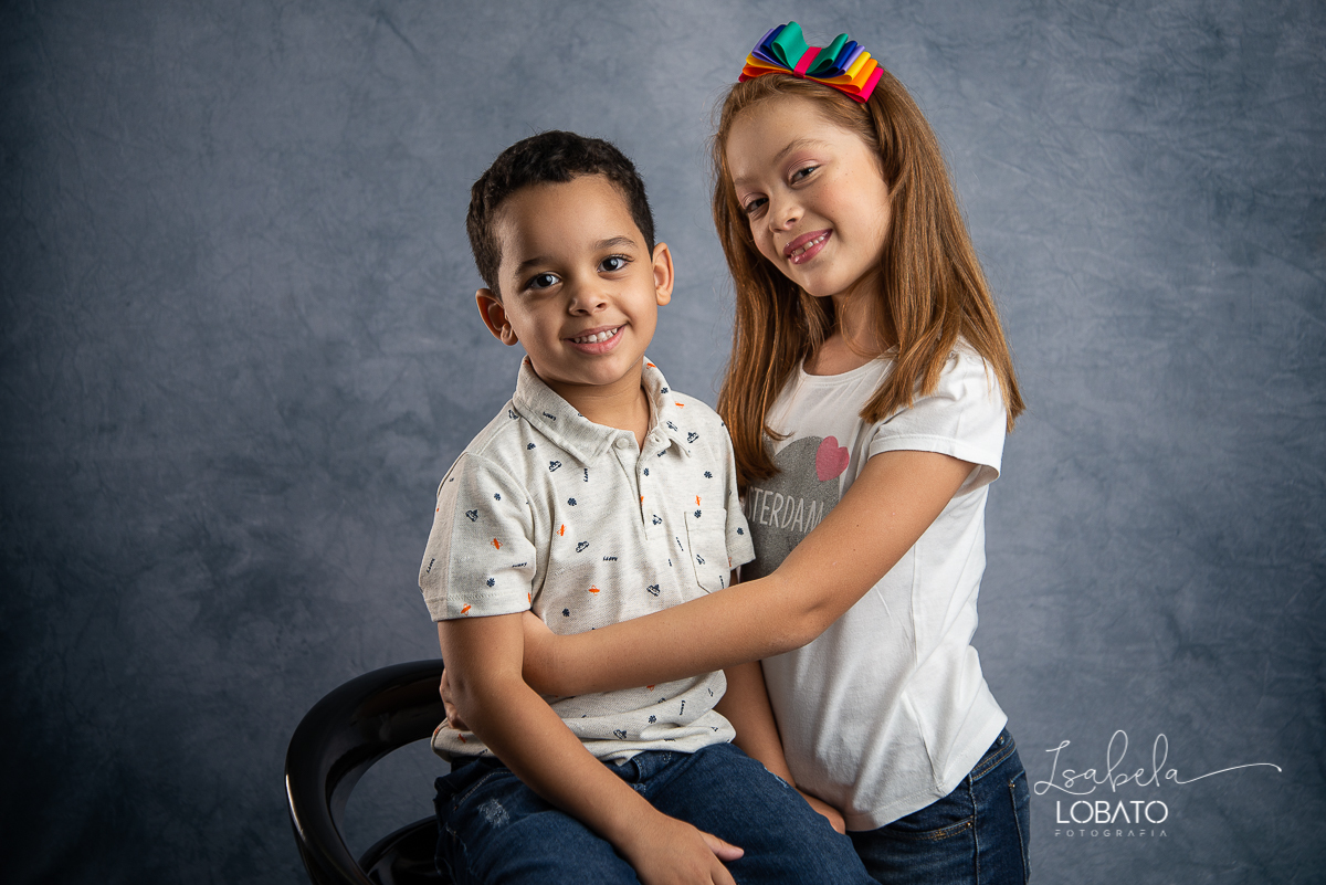 ensaio-fotografico-de-familia-em-estudio-ensaio-familia-mae-e-filhos-amor-de-mae-amor-maior-fotografa-de-familia-em-barbacena-isabela-lobato-fotografia-luz-de-estudio-fotografico-em-barbacena-isabela-lobato-fotografia-fotografa-em-carandai-melhor-foto