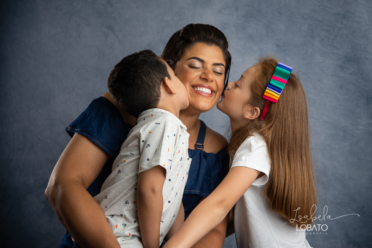 ensaio-fotografico-de-familia-em-estudio-ensaio-familia-mae-e-filhos-amor-de-mae-amor-maior-fotografa-de-familia-em-barbacena-isabela-lobato-fotografia-luz-de-estudio-fotografico-em-barbacena-isabela-lobato-fotografia-fotografa-em-carandai-melhor-foto