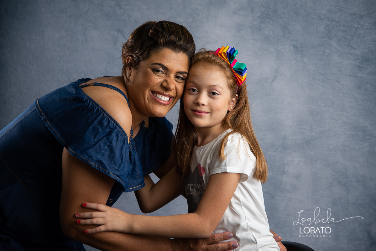 ensaio-fotografico-de-familia-em-estudio-ensaio-familia-mae-e-filhos-amor-de-mae-amor-maior-fotografa-de-familia-em-barbacena-isabela-lobato-fotografia-luz-de-estudio-fotografico-em-barbacena-isabela-lobato-fotografia-fotografa-em-carandai-melhor-foto