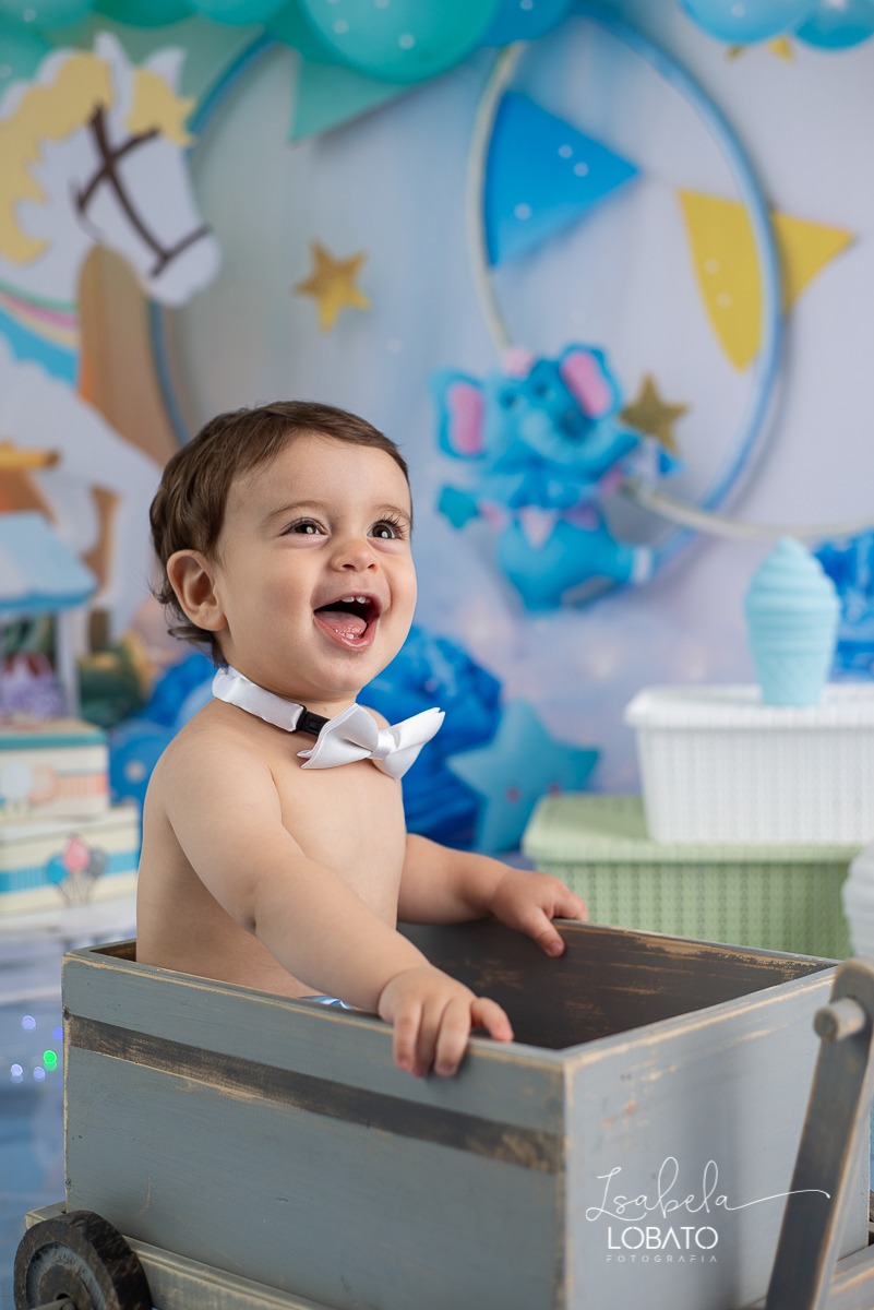 fotografa-de-criancas-em-barbacena-melhor-fotografa-de-barbacena-estudio-fotografico-infantil-isabela-lobato-fotografia-a-hora-do-bolo-mundo-azul-smash-the-cake-esmagando-o-bolo-aniversario-de-um-ano-book-infantil-bq-acompanhamento-fotografico-criativo